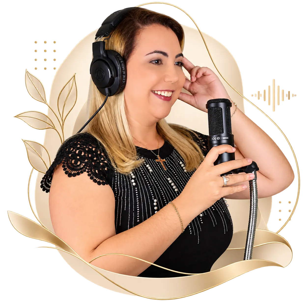 Paula Esteves sorrindo enquanto usa fones de ouvido e segura um microfone, em uma composição elegante com elementos gráficos minimalistas em tons de bege, creme e dourado.